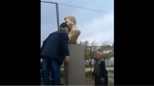 Установка бюста Сталина в Дагестанских Огнях 29 апреля 2021 года. Стоп-кадр видео https://youtu.be/Zm7VnRuGIVY Установка бюста Сталина в Дагестанских Огнях 29 апреля 2021 года. Стоп-кадр видео https://youtu.be/Zm7VnRuGIVY