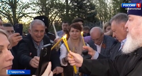 Жители Ставрополья поджигают свечи от привезенного из Иерусалима Благодатного огня. Стопкадр из видео на Youtube-канале «ГТРК 'Ставрополье'» https://www.youtube.com/watch?v=Oe4nNZLP5A4 Жители Ставрополья поджигают свечи от привезенного из Иерусалима Благодатного огня. Стопкадр из видео на Youtube-канале «ГТРК 'Ставрополье'» https://www.youtube.com/watch?v=Oe4nNZLP5A4