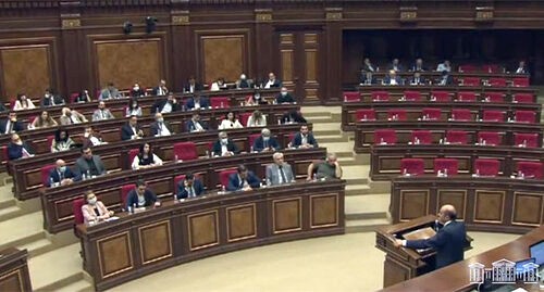 Участники голосования в парламенте Армении. Кадр видеотрансляции, размещенной на YouTube-канале парламента https://www.youtube.com/watch?v=zmN6IgGHOK0 Участники голосования в парламенте Армении. Кадр видеотрансляции, размещенной на YouTube-канале парламента https://www.youtube.com/watch?v=zmN6IgGHOK0