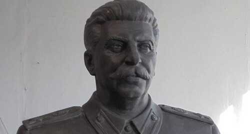 Бюст Сталина. Фото: пресс-служба КПРФ, http://m.sibkray.ru/news/1/896937/ Бюст Сталина. Фото: пресс-служба КПРФ, http://m.sibkray.ru/news/1/896937/