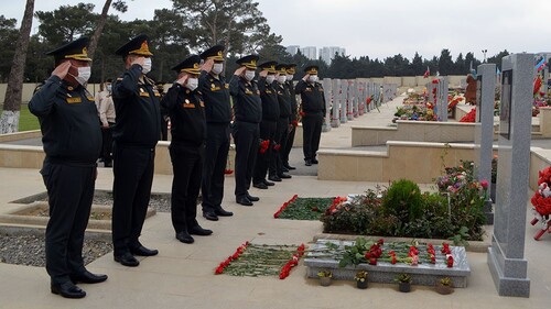 Азербайджанские военные на воинском мемориале. Фото пресс-службы Минобороны Азербайджана, https://mod.gov.az/ru/news/pochtena-pamyat-nacionalnogo-geroya-azerbajdzhana-ilgara-mirzoeva-35762.html Азербайджанские военные на воинском мемориале. Фото пресс-службы Минобороны Азербайджана, https://mod.gov.az/ru/news/pochtena-pamyat-nacionalnogo-geroya-azerbajdzhana-ilgara-mirzoeva-35762.html
