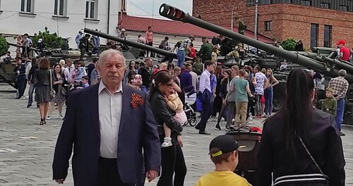 Массовые народные гуляния в День Победы. На людях нет медицинских масок, социальная дистанция не соблюдается. Владикавказ, 9 мая 2021 года. Фото Эммы Марзоевой для "Кавказского узла". Массовые народные гуляния в День Победы. На людях нет медицинских масок, социальная дистанция не соблюдается. Владикавказ, 9 мая 2021 года. Фото Эммы Марзоевой для "Кавказского узла".