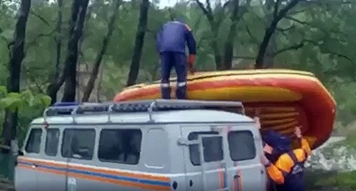 Поиски пропавших в районе реки Белая. Кадр видео пресс-службы МЧС Поиски пропавших в районе реки Белая. Кадр видео пресс-службы МЧС