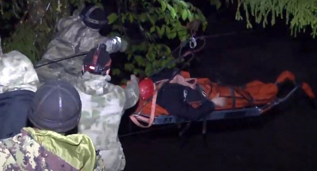 Спасатели организовали веревочную переправу. Фото: МЧС Абхазии https://www.e1.ru/text/incidents/2021/05/10/69907682/?utm_source=yxnews&utm_medium=desktop&nw=1620660505000 