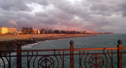 Адлер, пристань, вид на пляж. Фото Светланы Кравченко для "Кавказского узла" Адлер, пристань, вид на пляж. Фото Светланы Кравченко для "Кавказского узла"
