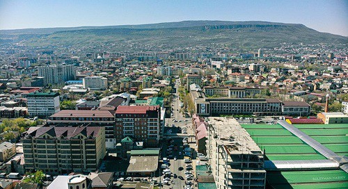 Вид на Махачкалу и гору Тарки-Тау. Фото: Suleymannabiev, wikimedia.org Вид на Махачкалу и гору Тарки-Тау. Фото: Suleymannabiev, wikimedia.org