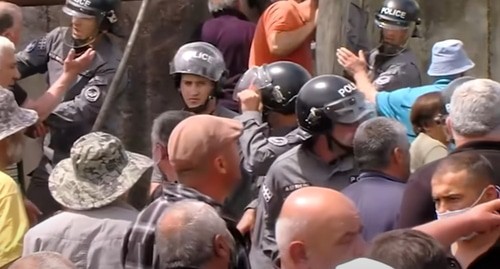 Беспорядки в Дманиси. Стоп-кадр канала Sputnik Georgia https://www.youtube.com/watch?v=0BSxdy0ZJhk&t=21s Беспорядки в Дманиси. Стоп-кадр канала Sputnik Georgia https://www.youtube.com/watch?v=0BSxdy0ZJhk&t=21s