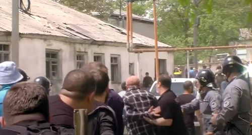 Беспорядки в Дманиси. Стопкадр канала Sputnik Georgia https://www.youtube.com/watch?v=0BSxdy0ZJhk&t=21s Беспорядки в Дманиси. Стопкадр канала Sputnik Georgia https://www.youtube.com/watch?v=0BSxdy0ZJhk&t=21s