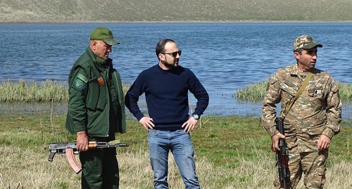 Вице-премьер Армении Тигран Авинян в районе Черного озера (Сев лич) на границе с Азербайджаном 16.05.2021.
Фото: личная страница FB https://www.facebook.com/tigran.avinyan/photos/pcb.2743389715965431/2743389685965434/ Вице-премьер Армении Тигран Авинян в районе Черного озера (Сев лич) на границе с Азербайджаном 16.05.2021.
Фото: личная страница FB https://www.facebook.com/tigran.avinyan/photos/pcb.2743389715965431/2743389685965434/