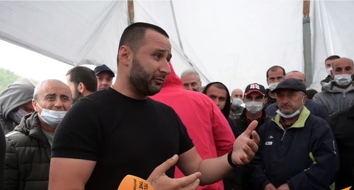 Бастующие рабочие завода "Боржоми". Кадр видео
Sputnik Georgia - все о Грузии https://www.youtube.com/watch?v=5qoGpn05BAo&t=2s Бастующие рабочие завода "Боржоми". Кадр видео
Sputnik Georgia - все о Грузии https://www.youtube.com/watch?v=5qoGpn05BAo&t=2s