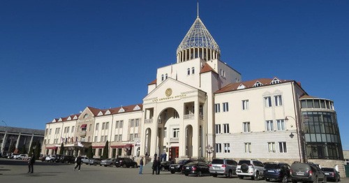 Здание парламента Нагорного Карабаха в Степанакерте. Фото Алвард Григорян для "Кавказского узла" Здание парламента Нагорного Карабаха в Степанакерте. Фото Алвард Григорян для "Кавказского узла"