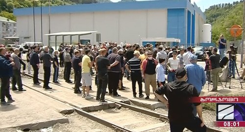 Работники у здания компании "Боржоми". Кадр видео https://www.rustavi2.ge/ka/news/199594 Работники у здания компании "Боржоми". Кадр видео https://www.rustavi2.ge/ka/news/199594