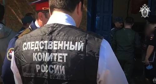 Сотрудники Следственного комитета на месте происшествия. Скриншот видео "Следственный комитет Российской Федерации" https://www.youtube.com/watch?v=Nqp_Fiz_-Uw Сотрудники Следственного комитета на месте происшествия. Скриншот видео "Следственный комитет Российской Федерации" https://www.youtube.com/watch?v=Nqp_Fiz_-Uw