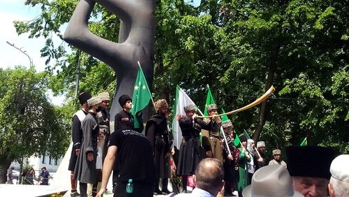 Участники акции у памятника "Древо жизни" 21 мая 2021 года. Фото Людмилы Маратовой для "Кавказского узла". Участники акции у памятника "Древо жизни" 21 мая 2021 года. Фото Людмилы Маратовой для "Кавказского узла".