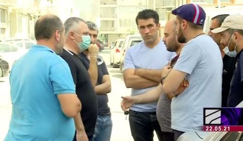 Сотрудники завода "Набеглави" во время акции протеста в Тбилиси у здания офиса компании "Цкали Маргебели". Стопкадр видеоролика с сайта https://www.rustavi2.ge/ka/news/199701 Сотрудники завода "Набеглави" во время акции протеста в Тбилиси у здания офиса компании "Цкали Маргебели". Стопкадр видеоролика с сайта https://www.rustavi2.ge/ka/news/199701