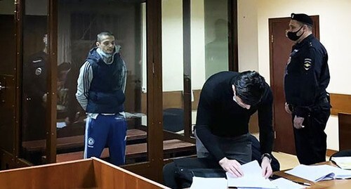Сайд-Мухаммад Джумаев (слева) в зале суда. Фото: пресс-служба Пресненского суда Сайд-Мухаммад Джумаев (слева) в зале суда. Фото: пресс-служба Пресненского суда