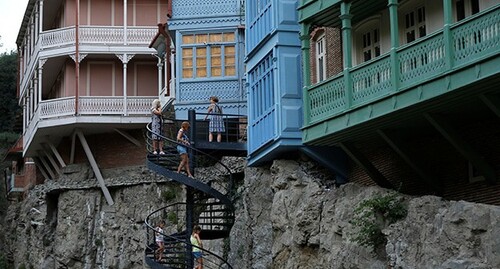 Люди в исторической части Тбилиси. Фото: REUTERS/David Mdzinarishvili Люди в исторической части Тбилиси. Фото: REUTERS/David Mdzinarishvili