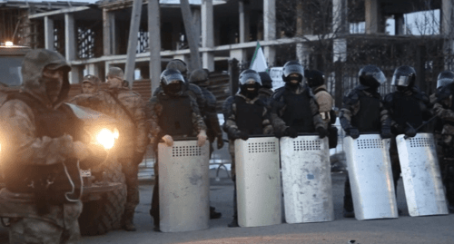 Силовики в Магасе. Кадр из трейлера фильма "Доазув" (Граница). www.youtube.com/watch?v=XUVjOvRGS_ Силовики в Магасе. Кадр из трейлера фильма "Доазув" (Граница). www.youtube.com/watch?v=XUVjOvRGS_