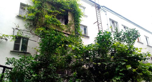 Дом в Нальчике, у которого обрушилась кровля. Фото Людмилы Маратовой для "Кавказского узла" Дом в Нальчике, у которого обрушилась кровля. Фото Людмилы Маратовой для "Кавказского узла"