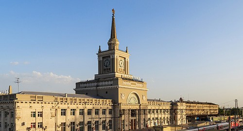 Часы на здании железнодорожного вокзала Волгограда. Фото: A.Savin https://ru.wikipedia.org Часы на здании железнодорожного вокзала Волгограда. Фото: A.Savin https://ru.wikipedia.org