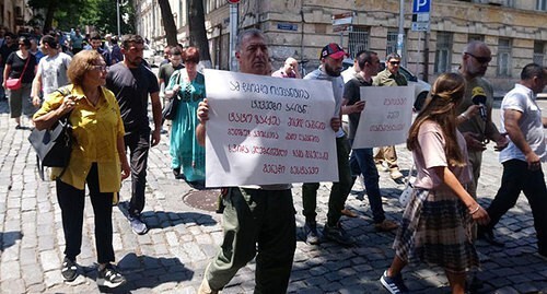 Участники акции протеста в поддержку Зазы Гахеладзе. Тбилиси, 19 июля 2020 года. Фото Беслана Кмузова для "Кавказского узла". Участники акции протеста в поддержку Зазы Гахеладзе. Тбилиси, 19 июля 2020 года. Фото Беслана Кмузова для "Кавказского узла".