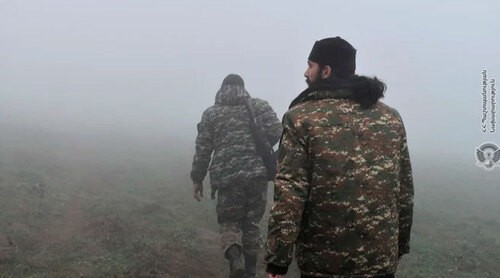Священник и военнослужащий армянской армии. Фото пресс-службы МО Армении Священник и военнослужащий армянской армии. Фото пресс-службы МО Армении