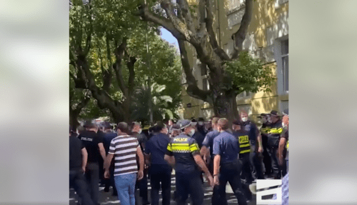 Полиция на акции в Батуми 20 июня 2021 года. Стоп-кадр видео https://www.facebook.com/watch/?ref=external&v=784421552265443 Полиция на акции в Батуми 20 июня 2021 года. Стоп-кадр видео https://www.facebook.com/watch/?ref=external&v=784421552265443