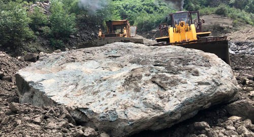 На участке Транскама в Северной Осетии ликвидируют последствия схода селя. Фото пресс-службы Росавтодора На участке Транскама в Северной Осетии ликвидируют последствия схода селя. Фото пресс-службы Росавтодора
