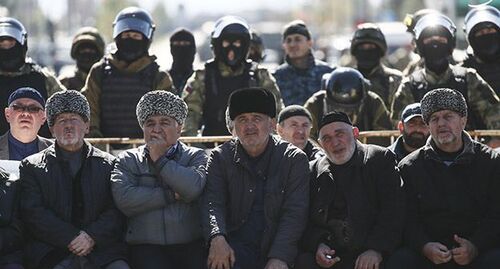 Участники акции протеста в Магасе. Фото: REUTERS/Maxim Shemetov Участники акции протеста в Магасе. Фото: REUTERS/Maxim Shemetov