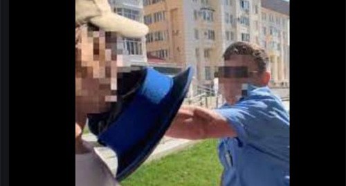 Момент нападения казака на велосипедиста. Скриншот видео в сообществе "ЧП Ставрополь" в соцсети "ВКонтакте" от 23.06.21. https://vk.com/chp_26?z=video-124519539_456240260%2Fvideos-124519539%2Fpl_-124519539_-2 Момент нападения казака на велосипедиста. Скриншот видео в сообществе "ЧП Ставрополь" в соцсети "ВКонтакте" от 23.06.21. https://vk.com/chp_26?z=video-124519539_456240260%2Fvideos-124519539%2Fpl_-124519539_-2