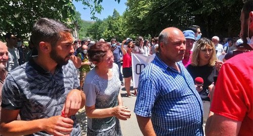 Акция протеста в селе Эргнети. 23 июня 2021 г. Фото Беслана Кмузова для "Кавказского узла" Акция протеста в селе Эргнети. 23 июня 2021 г. Фото Беслана Кмузова для "Кавказского узла"