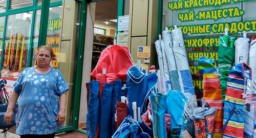 Предприниматель Эмма Саакян на фоне своего магазина «Дары Юга», готова вакцинироваться чтобы не закрыли ее бизнес. Фото Светланы Крваченко для "Кавказского узла Предприниматель Эмма Саакян на фоне своего магазина «Дары Юга», готова вакцинироваться чтобы не закрыли ее бизнес. Фото Светланы Крваченко для "Кавказского узла