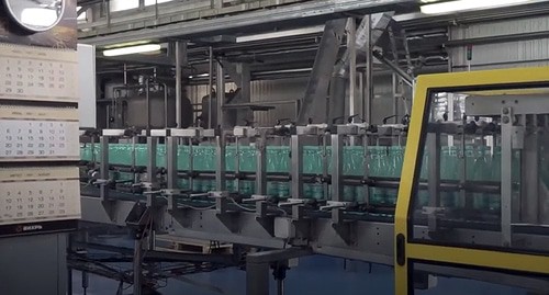 Линия разлива воды "Новотерская целебная". Кадр видео АО Кавминводы https://www.youtube.com/watch?v=GQoe20O7Zag&t=4s Линия разлива воды "Новотерская целебная". Кадр видео АО Кавминводы https://www.youtube.com/watch?v=GQoe20O7Zag&t=4s