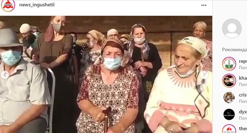 Переселенцы из Чечни жалуются Владимиру Путину на нерешенную проблему с жильем в Ингушетии. Кадр видеообращения, размещенного в Instagram-паблике "Новости Ингушетии" https://www.instagram.com/p/CQrHb33sMbhiJ0QoS6uhdd4bR2IVlZPA-HZIm40/ Переселенцы из Чечни жалуются Владимиру Путину на нерешенную проблему с жильем в Ингушетии. Кадр видеообращения, размещенного в Instagram-паблике "Новости Ингушетии" https://www.instagram.com/p/CQrHb33sMbhiJ0QoS6uhdd4bR2IVlZPA-HZIm40/