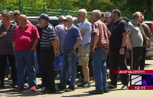 Забастовка шахтеров в Ткибули. Стопкадр видеоролика на странице https://www.rustavi2.ge/ka/news/203551 Забастовка шахтеров в Ткибули. Стопкадр видеоролика на странице https://www.rustavi2.ge/ka/news/203551
