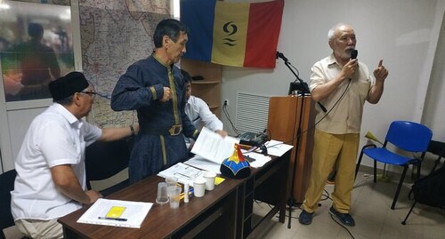Валерий Бадмаев (в центре) и Семен Атеев (справа) на Съезде ойрат-калмыцкого народа в Элисте 29 мая 2021 года. Фото Бадмы Бюрчиева для "Кавказского узла" Валерий Бадмаев (в центре) и Семен Атеев (справа) на Съезде ойрат-калмыцкого народа в Элисте 29 мая 2021 года. Фото Бадмы Бюрчиева для "Кавказского узла"