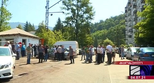 Забастовка шахтеров в Ткибули, 4 июля 2021 года. Стопкадр из видео на странице телекомпании «Рустави 2». https://www.rustavi2.ge/ka/news/203609 Забастовка шахтеров в Ткибули, 4 июля 2021 года. Стопкадр из видео на странице телекомпании «Рустави 2». https://www.rustavi2.ge/ka/news/203609