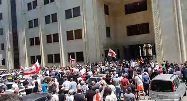 Несколько сотен противников проведения гей-парада в Тбилиси перекрыли проспект Руставели. 05.07.2021. Кадр видео "Спутник Грузия" https://t.me/SputnikGeorgia Несколько сотен противников проведения гей-парада в Тбилиси перекрыли проспект Руставели. 05.07.2021. Кадр видео "Спутник Грузия" https://t.me/SputnikGeorgia