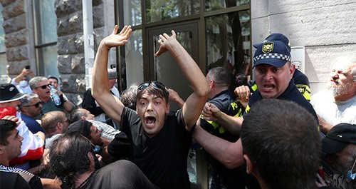 Протестующие штурмуют офис ЛГБТ-активистов на митинге против запланированного "Марша за достоинство" во время "Недели ЛГБТ" в Тбилиси, Грузия, 5 июля 2021 г. Фото: REUTERS/Ираклий Геденидзе Протестующие штурмуют офис ЛГБТ-активистов на митинге против запланированного "Марша за достоинство" во время "Недели ЛГБТ" в Тбилиси, Грузия, 5 июля 2021 г. Фото: REUTERS/Ираклий Геденидзе