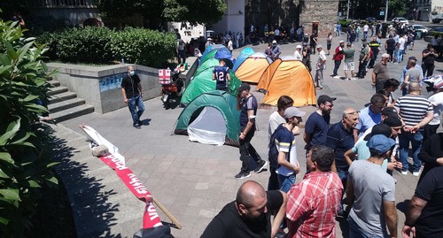 Акция противников "Марша достоинства" в центре Тбилиси 05.07.21. Фото Беслана Кмузова для "Кавказского узла" Акция противников "Марша достоинства" в центре Тбилиси 05.07.21. Фото Беслана Кмузова для "Кавказского узла"