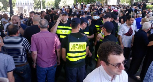 Акция противников "Марша достоинства" в центре Тбилиси 5 июля 2021 года. Фото Беслана Кмузова для "Кавказского узла" Акция противников "Марша достоинства" в центре Тбилиси 5 июля 2021 года. Фото Беслана Кмузова для "Кавказского узла"