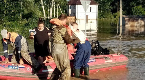 Спасатели помогают жителям затопленного поселка на Кубани. Фото: ГУ МЧС по Краснодарскому краю / instagram.com/mchs_krasnodar Спасатели помогают жителям затопленного поселка на Кубани. Фото: ГУ МЧС по Краснодарскому краю / instagram.com/mchs_krasnodar