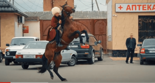 Анзорейцы празднуют Ид аль-Фитр в мае 2020 года. Фото: стоп-кадр видео - https://youtu.be/UZ2g9HyZIvc?t=24 Анзорейцы празднуют Ид аль-Фитр в мае 2020 года. Фото: стоп-кадр видео - https://youtu.be/UZ2g9HyZIvc?t=24