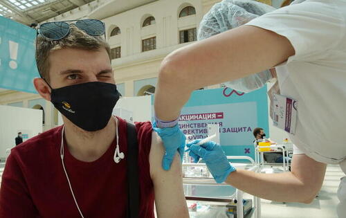 Вакцинация. Фото: REUTERS/Tatyana Makeyeva Вакцинация. Фото: REUTERS/Tatyana Makeyeva