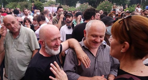 Участники митинга в Тбилиси. 12 июля 2021 года. Фото Беслана Кмузова для "Кавказского узла" Участники митинга в Тбилиси. 12 июля 2021 года. Фото Беслана Кмузова для "Кавказского узла"