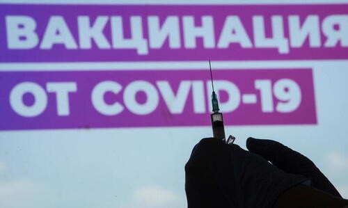 Медицинский работник держит шприц. Фото: REUTERS/Tatyana Makeyeva Медицинский работник держит шприц. Фото: REUTERS/Tatyana Makeyeva