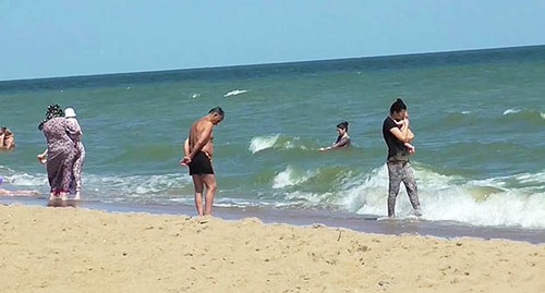 Отдыхающие на пляже в Махачкале. Скриншот видео Вадим Сергин https://www.youtube.com/watch?v=0A-85zh7RR4 Отдыхающие на пляже в Махачкале. Скриншот видео Вадим Сергин https://www.youtube.com/watch?v=0A-85zh7RR4