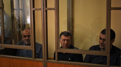 Вилен Аванесов, Александр Парков и Арсен Аванесов (слева направо) в зале суда. 14 июля 2021 года. Фото Константина Волгина для "Кавказского узла"
Вилен Аванесов, Александр Парков и Арсен Аванесов (слева направо) в зале суда. 14 июля 2021 года. Фото Константина Волгина для "Кавказского узла"
