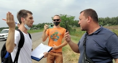 Спор сторонника и противника строительства дороги в Волго-Ахтубинской пойме. 17 июля 2021 года. Фото Татьяны Филимоновой для "Кавказского узла". Спор сторонника и противника строительства дороги в Волго-Ахтубинской пойме. 17 июля 2021 года. Фото Татьяны Филимоновой для "Кавказского узла".