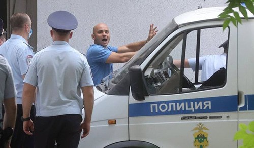 Сотрудники полиции задерживают Андрея Пивоварова. Скриншот с личной страницы Facebook https://web.facebook.com/aspivovarov/photos/a.110986489631542/893616701368513/ Сотрудники полиции задерживают Андрея Пивоварова. Скриншот с личной страницы Facebook https://web.facebook.com/aspivovarov/photos/a.110986489631542/893616701368513/